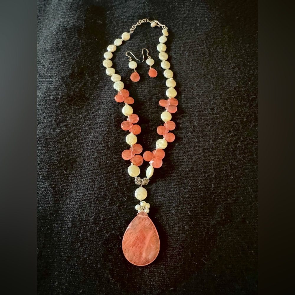 BEAUTIFUL COIN PEARL, CHERRY QUARTZ & STERLING NECKLACE & EARRING SET MINT COND